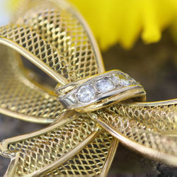 Broche noeud en or jaune et diamants - Castafiore