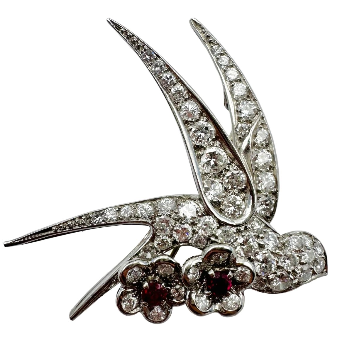 Broche "Oiseau posé sur deux fleurs" en or blanc, platine et rubis - Castafiore