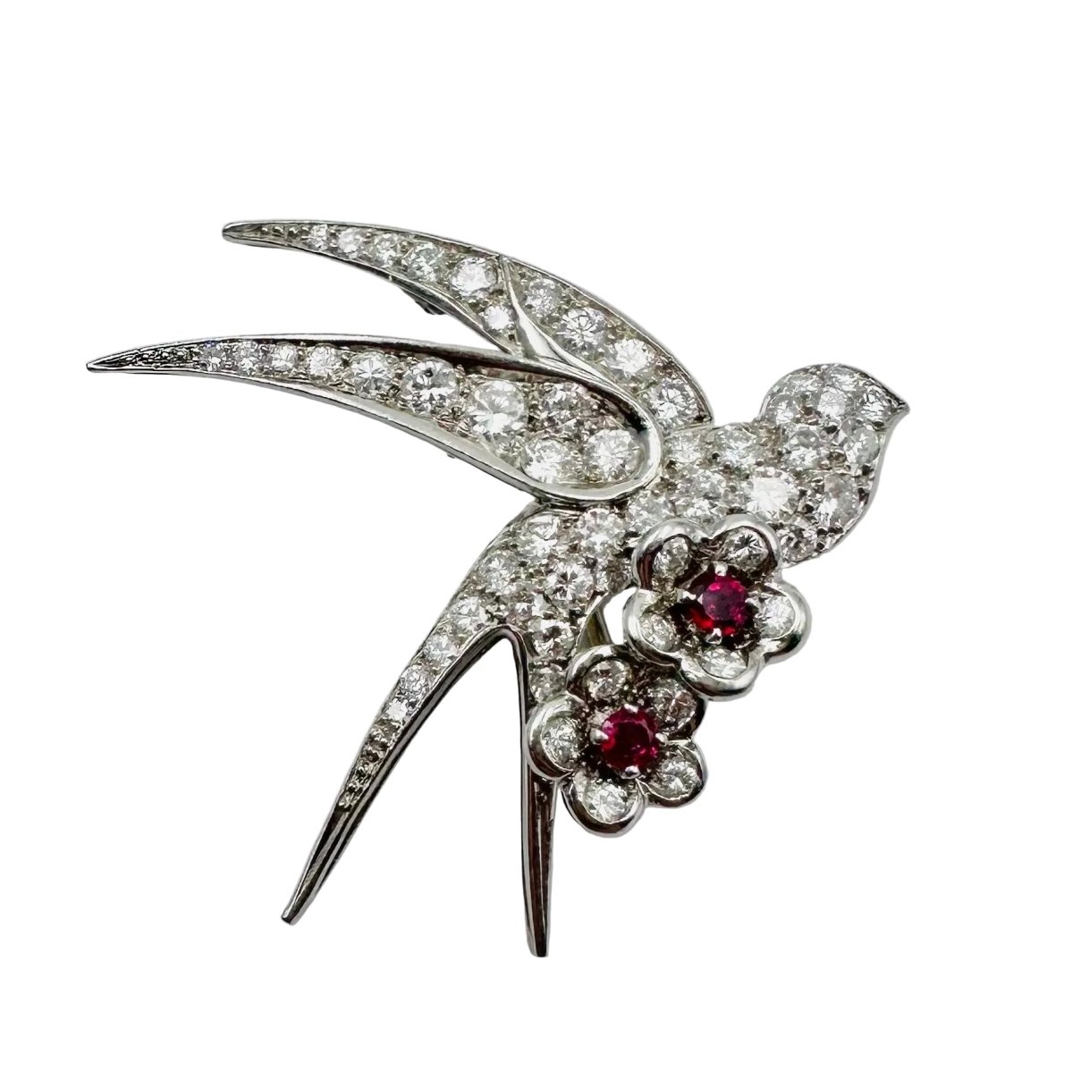 Broche "Oiseau posé sur deux fleurs" en or blanc, platine et rubis - Castafiore