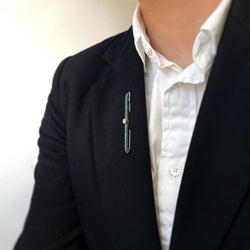 Broche - Or, Platine, Diamants & Émeraudes. - Castafiore