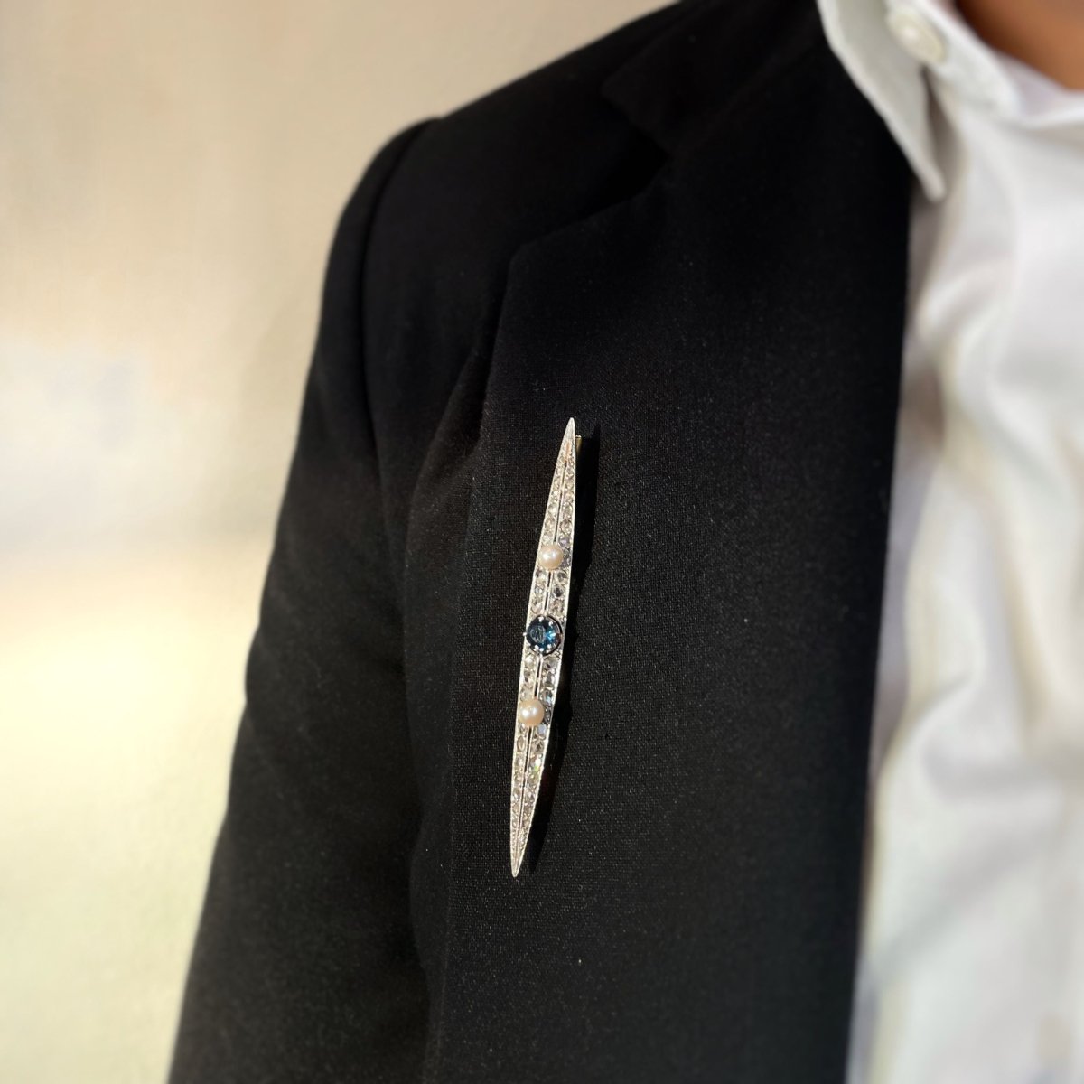 Broche - Or, platine, diamants, saphir et perles