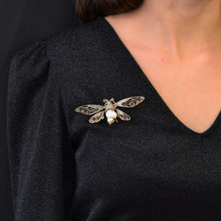 Broche PAPILLON Articulé en or jaune perle baroque diamants saphirs rubis - Castafiore