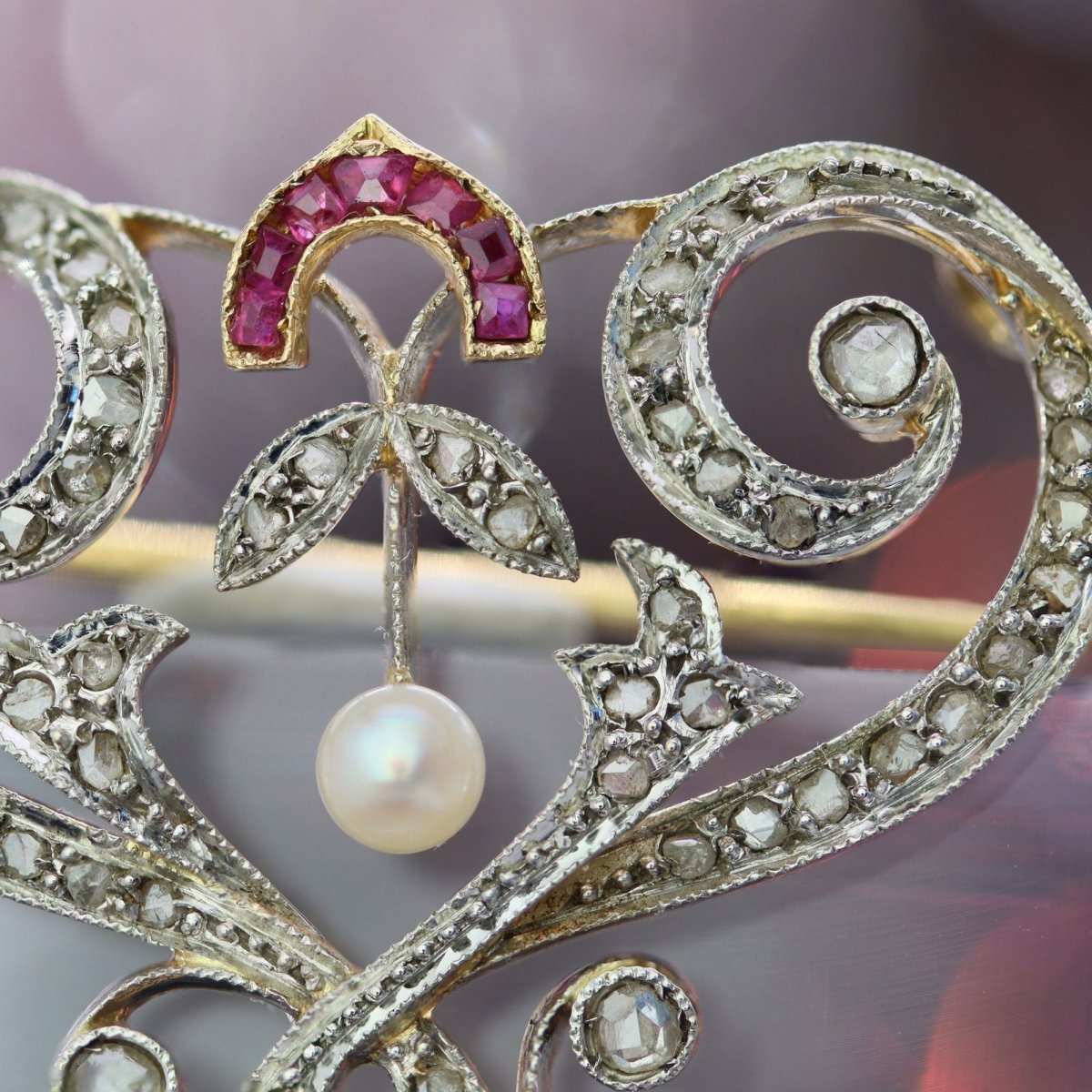Broche pendentif Art Nouveau en or jaune et platine avec diamants, perles fines et rubis - Castafiore