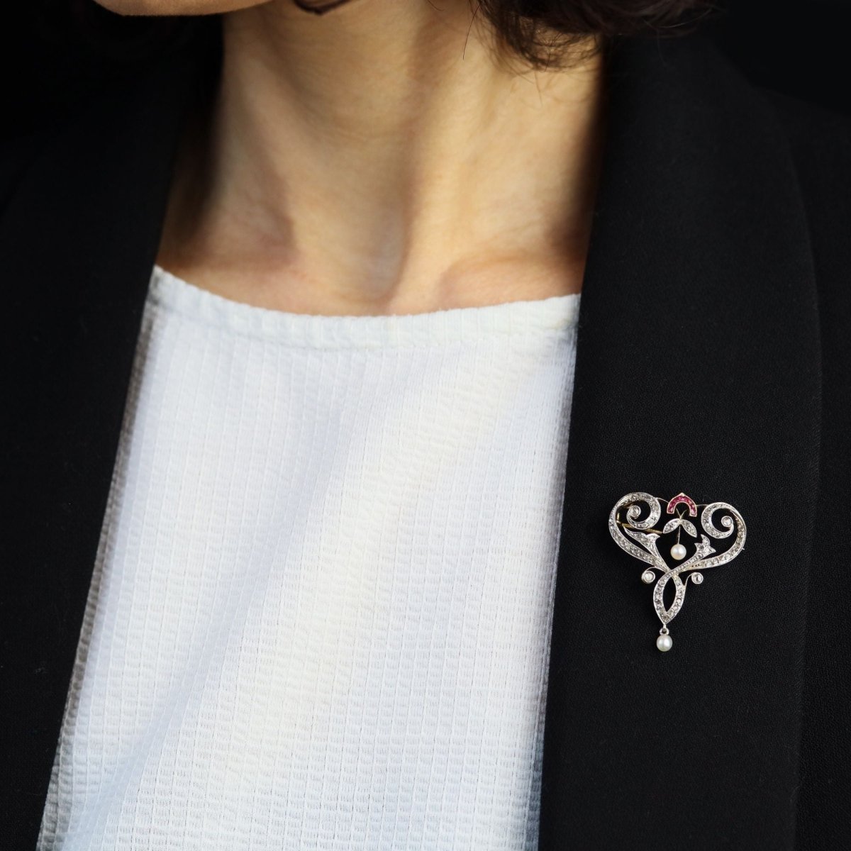Broche pendentif Art Nouveau en or jaune et platine avec diamants, perles fines et rubis - Castafiore