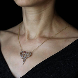 Broche pendentif Art Nouveau en or jaune et platine avec diamants, perles fines et rubis - Castafiore