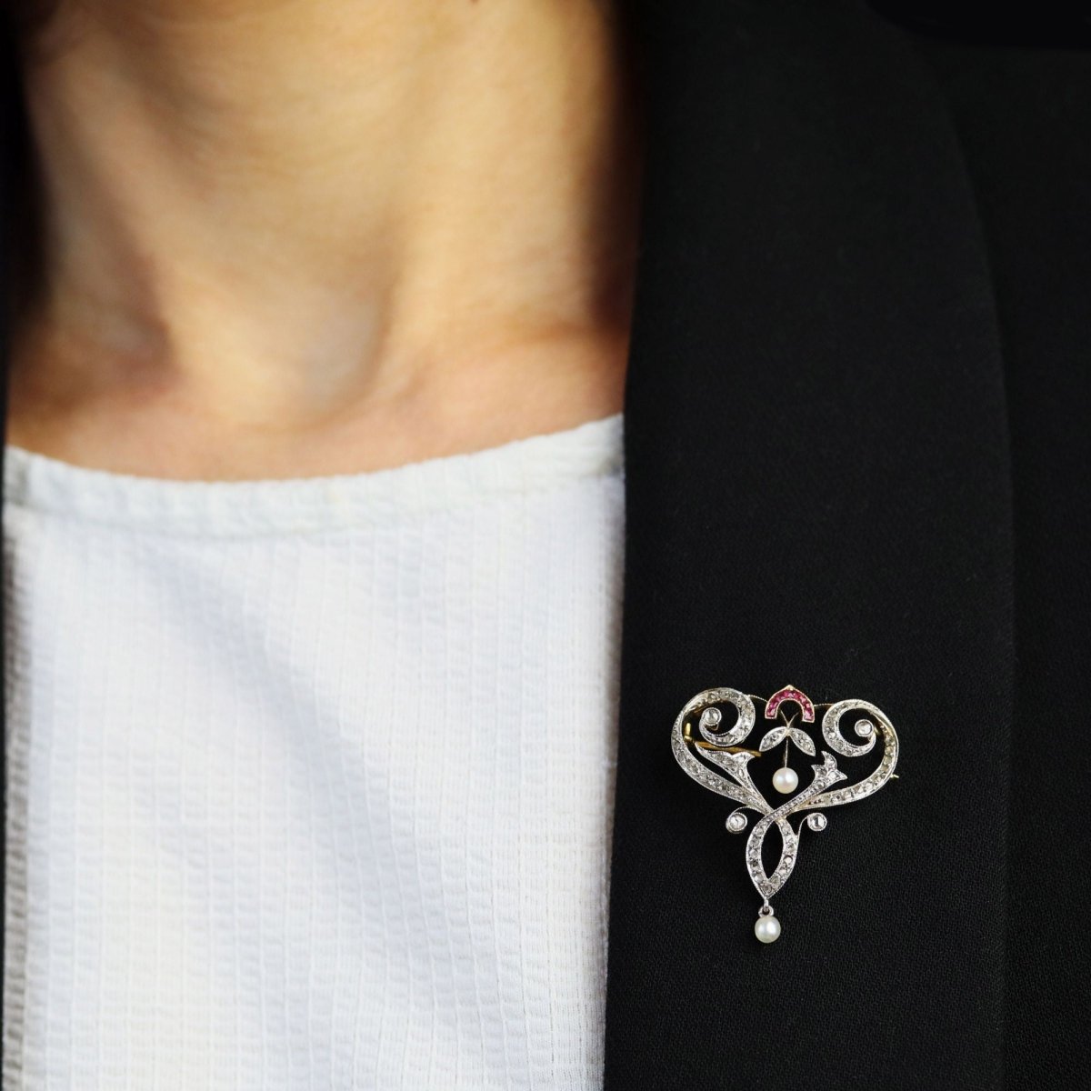 Broche pendentif Art Nouveau en or jaune et platine avec diamants, perles fines et rubis - Castafiore