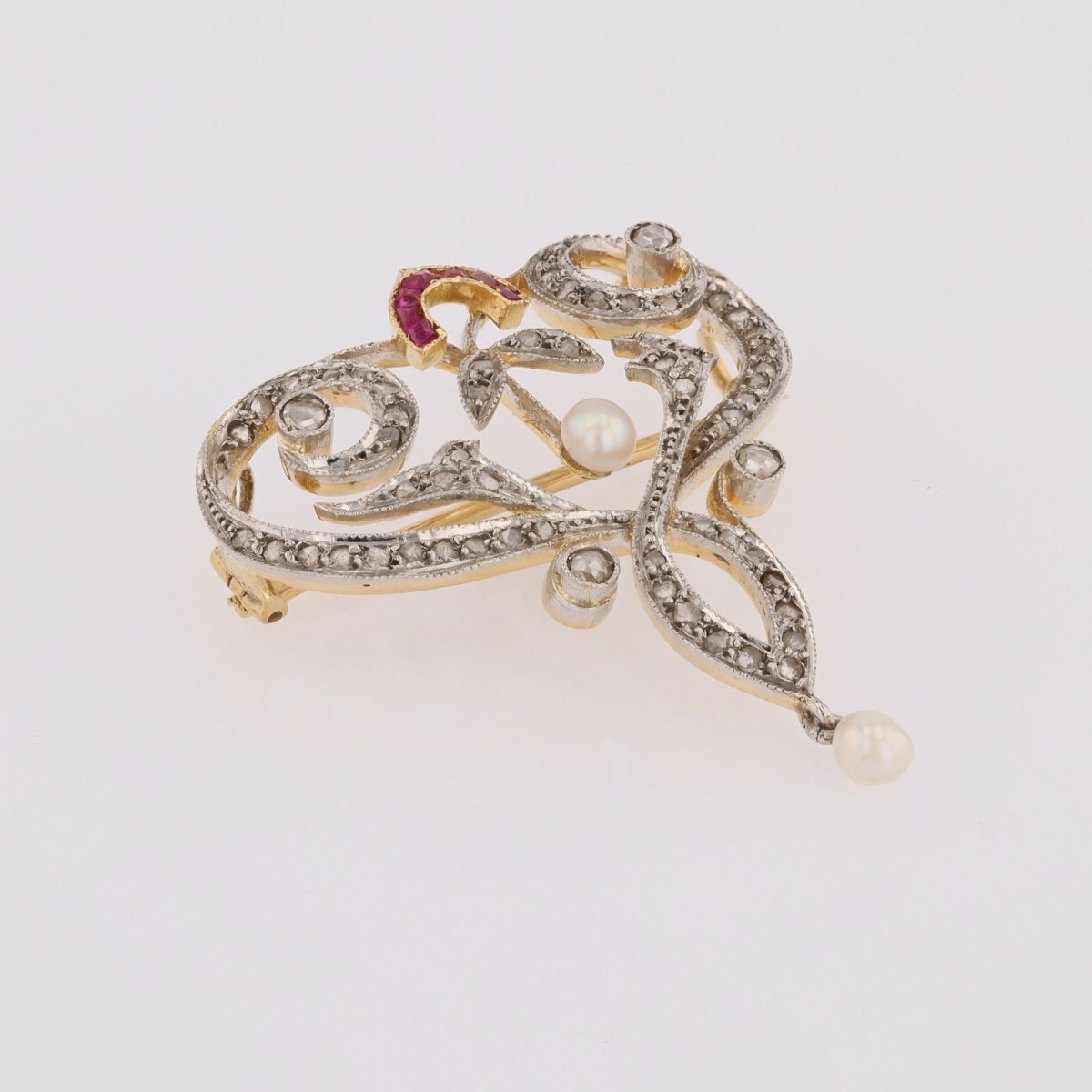 Broche pendentif Art Nouveau en or jaune et platine avec diamants, perles fines et rubis - Castafiore