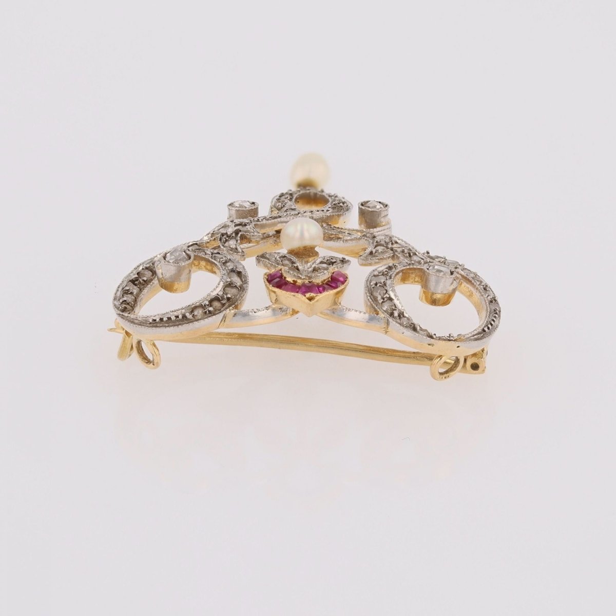 Broche pendentif Art Nouveau en or jaune et platine avec diamants, perles fines et rubis - Castafiore