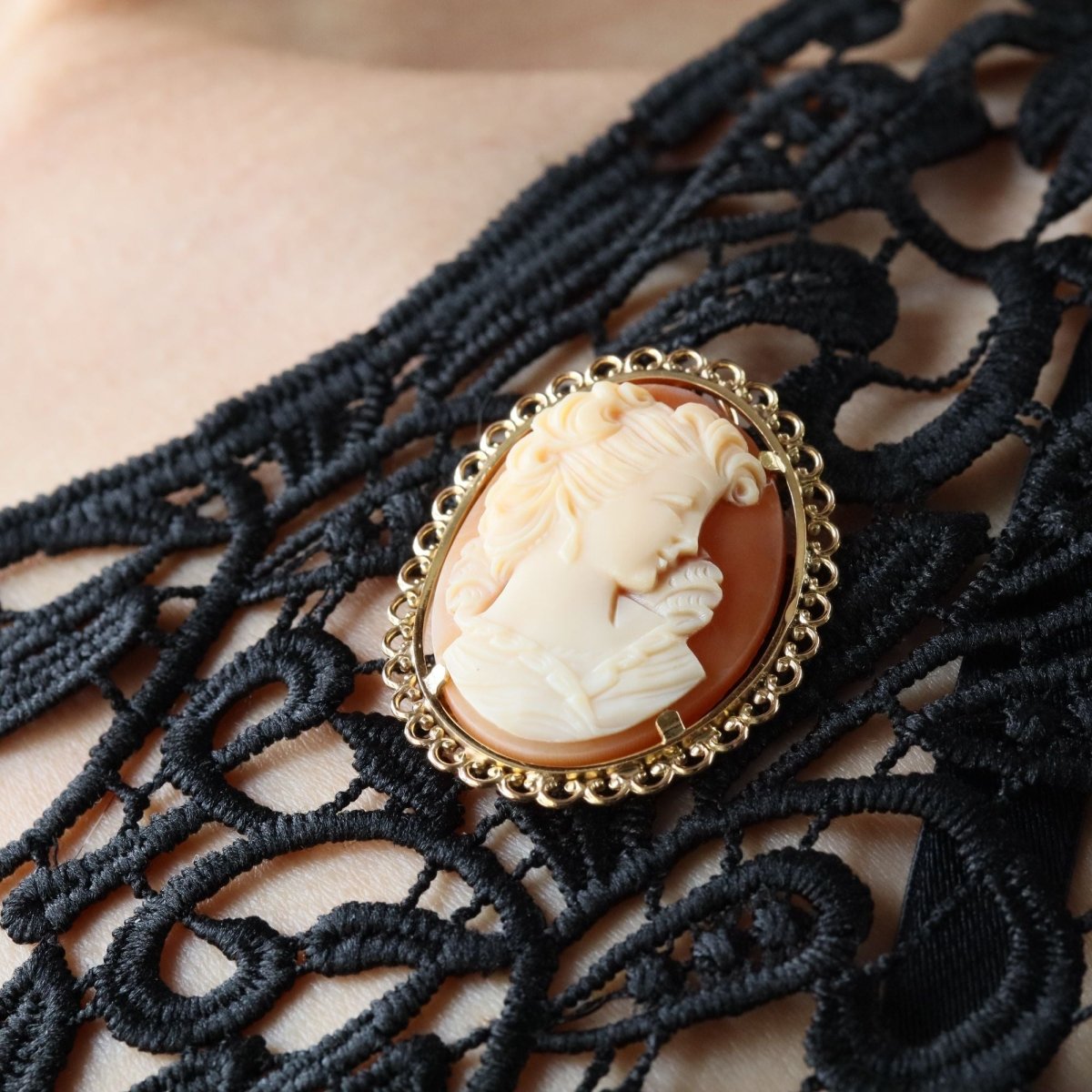Broche pendentif camée en or jaune - Castafiore