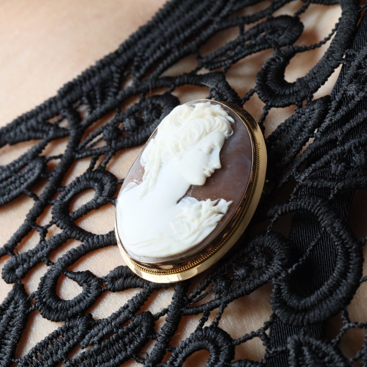 Broche pendentif camée en or jaune - Castafiore