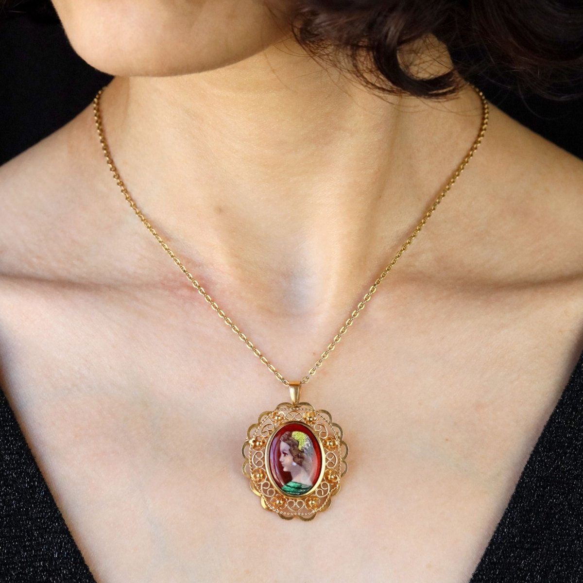 Broche Pendentif en or jaune et émail - Castafiore