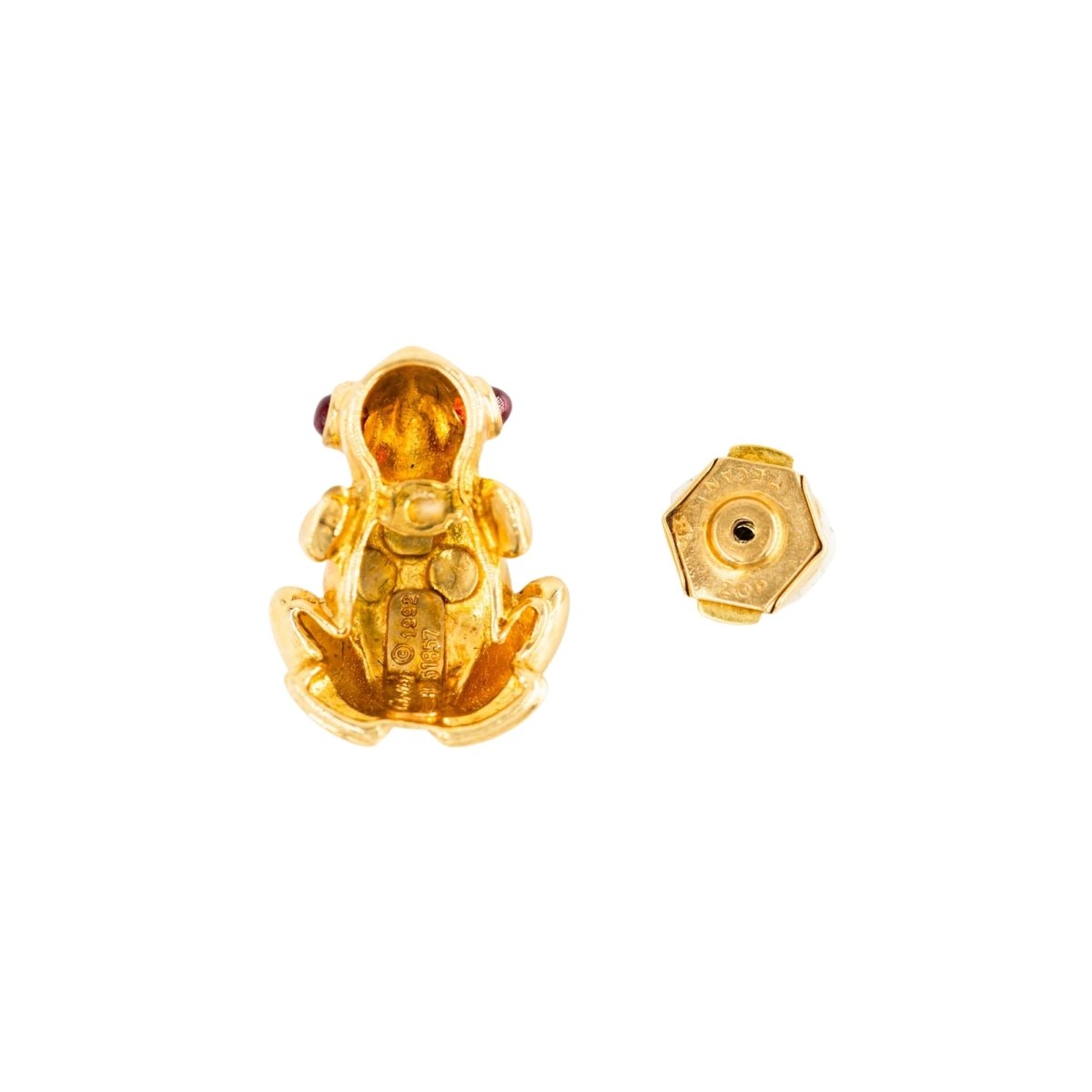 Broche Pin CARTIER "Grenouille" en or jaune, émail et rubis - Castafiore