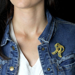 Broche rétro noeud en or jaune et émeraudes - Castafiore