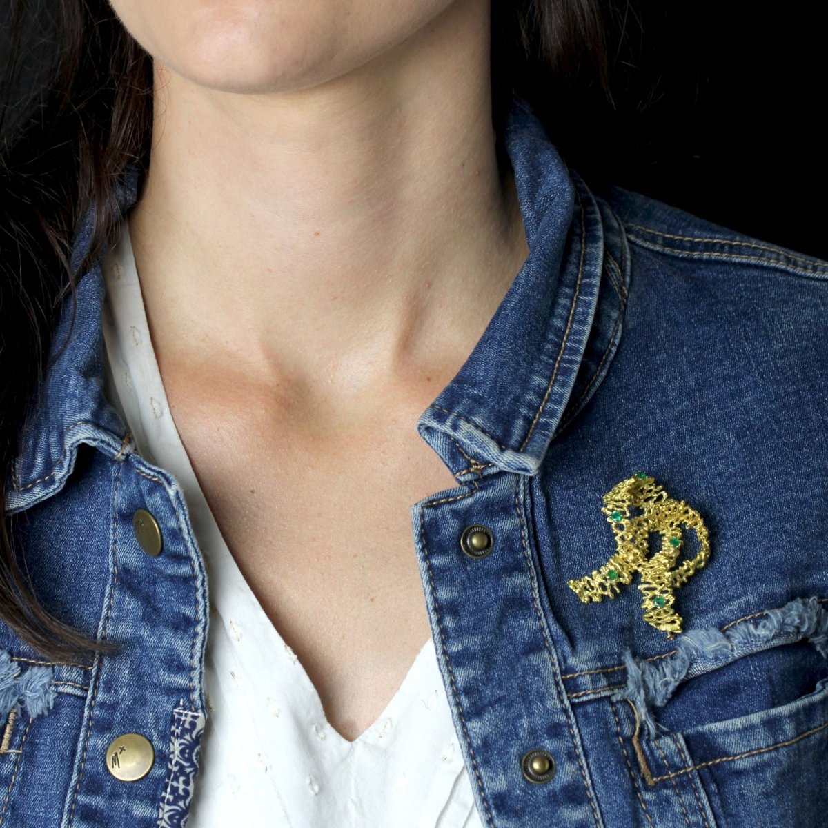 Broche rétro noeud en or jaune et émeraudes - Castafiore