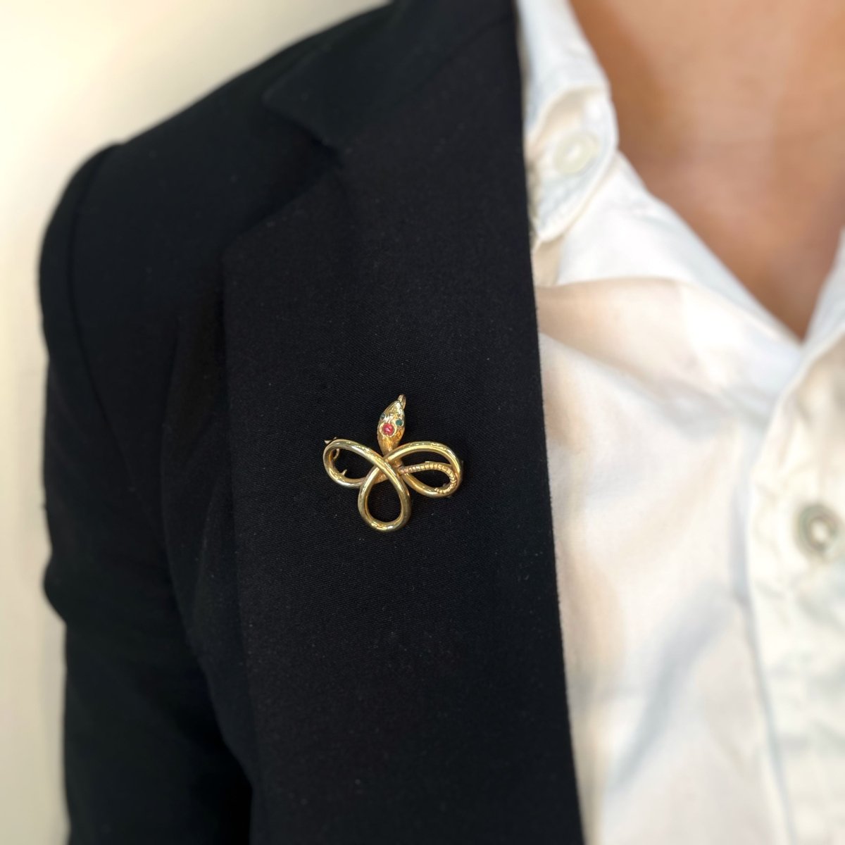 Broche Serpent - Or, Saphir et émeraudes