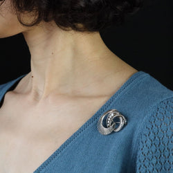 Broche spirale en or blanc et diamants - Castafiore