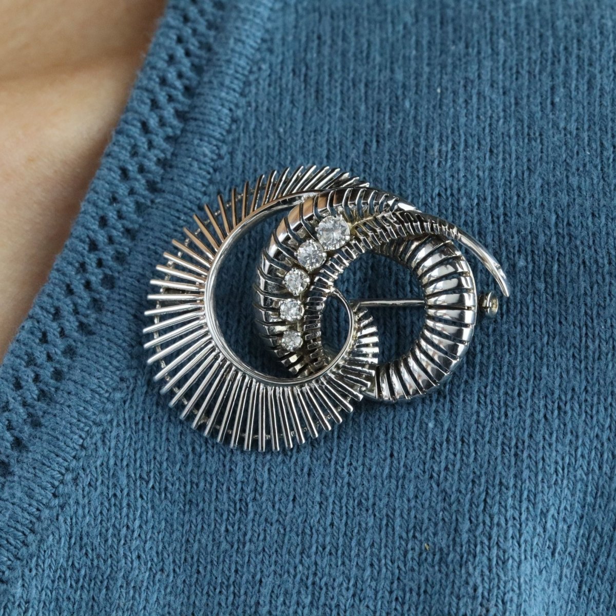 Broche spirale en or blanc et diamants - Castafiore