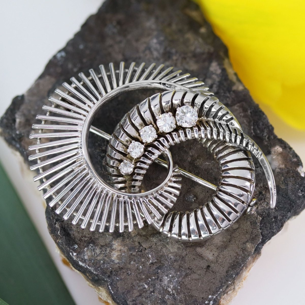 Broche spirale en or blanc et diamants - Castafiore