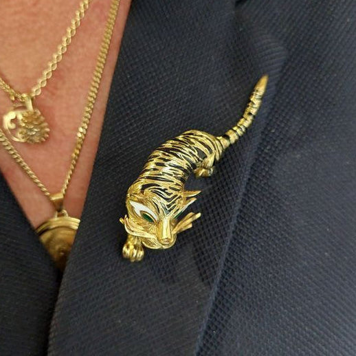 Broche tigre en or jaune, émeraudes et diamants - Castafiore