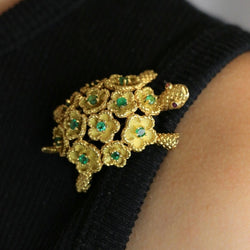 Broche Tortue en or jaune émeraudes rubis - Castafiore
