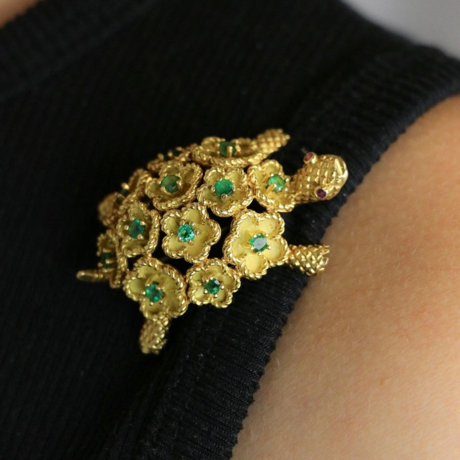Broche Tortue en or jaune émeraudes rubis - Castafiore