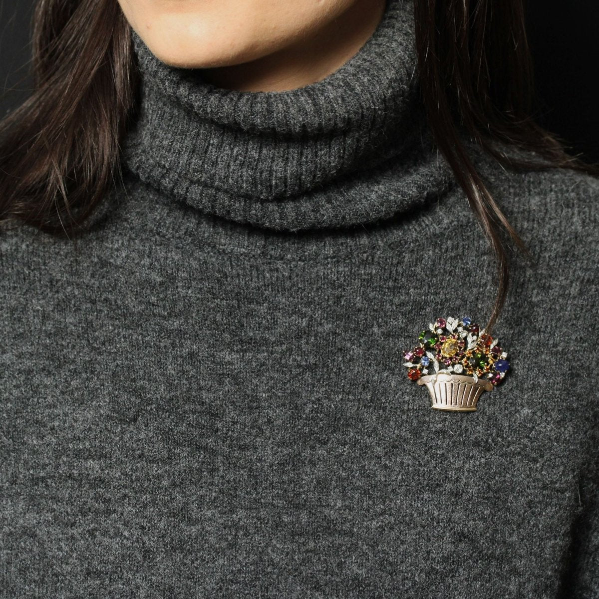 Broche TUTTI FRUTTI Panier en or rose et platine - Castafiore