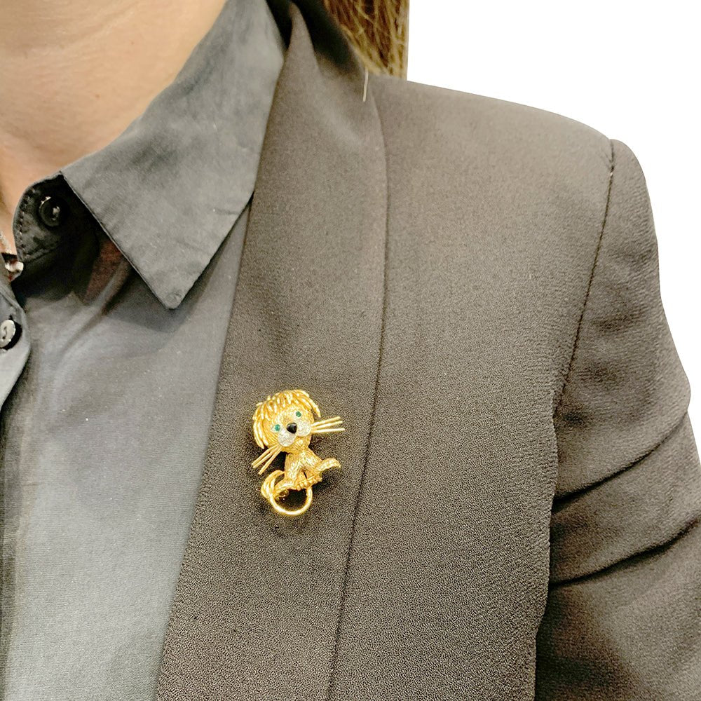 Broche Van Cleef & Arpels, "Lion ébouriffé", en or jaune, diamants, émeraudes et émail. - Castafiore