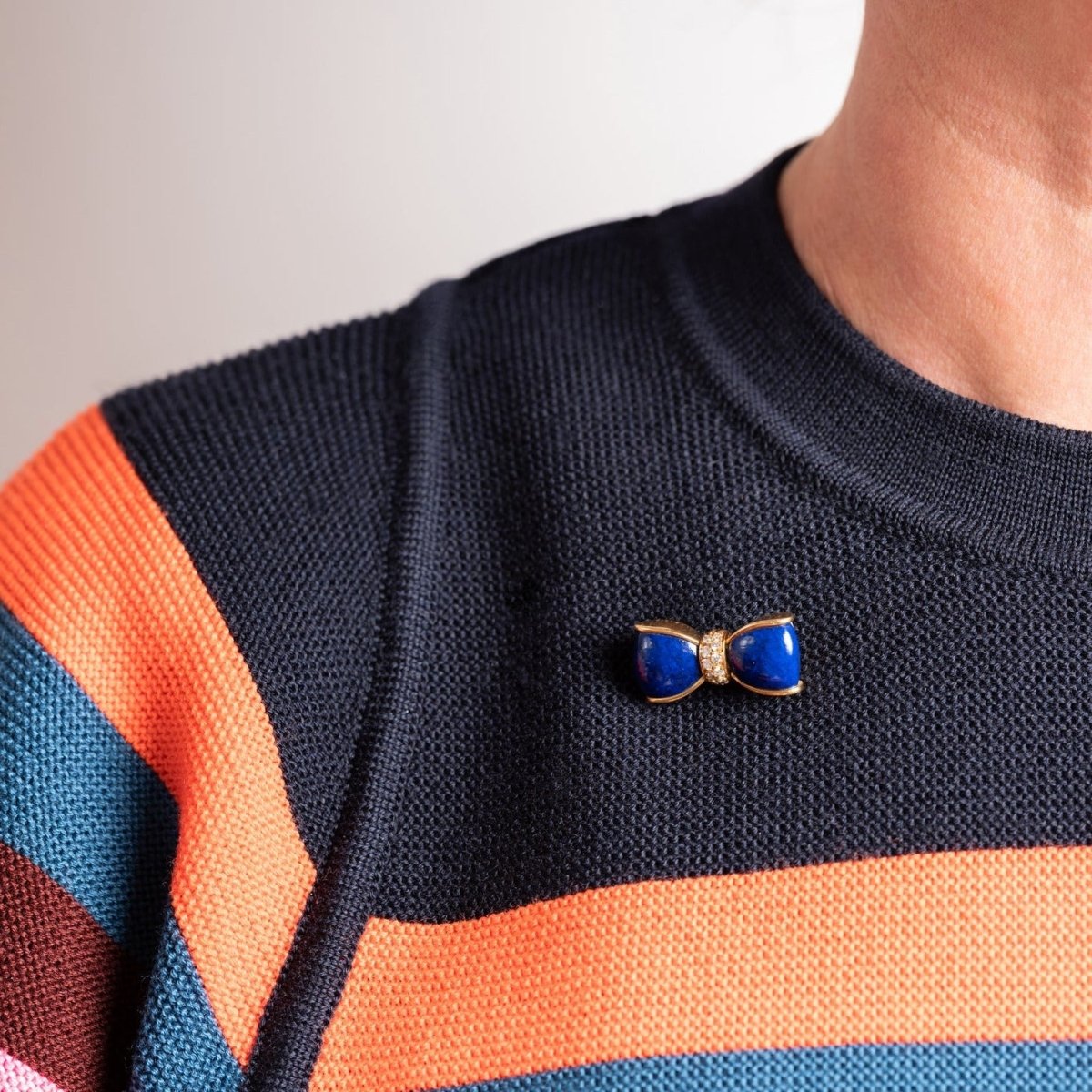 Broche VAN CLEEF & ARPELS noeud en or jaune, lapis lazuli et diamant - Castafiore