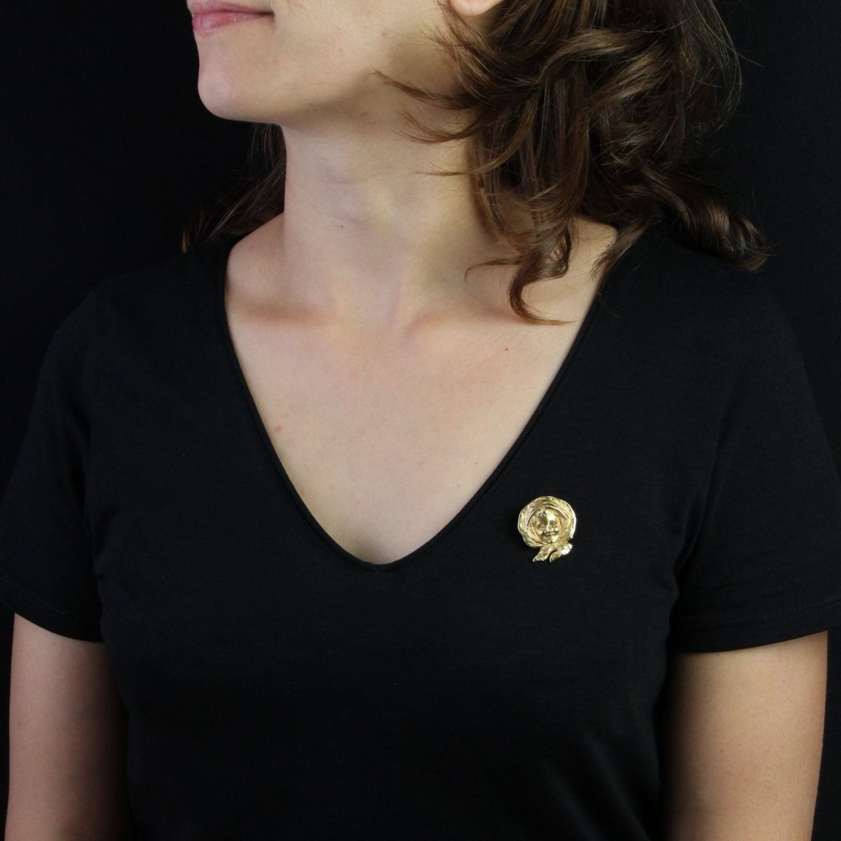 Broche VAN DER STRAETEN Femme au foulard en or jaune - Castafiore