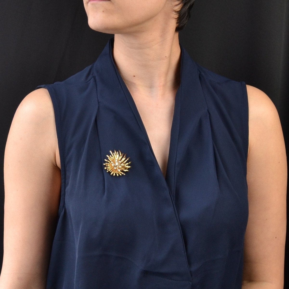 Broche VINTAGE Fleur asymétrique en or jaune et diamants - Castafiore