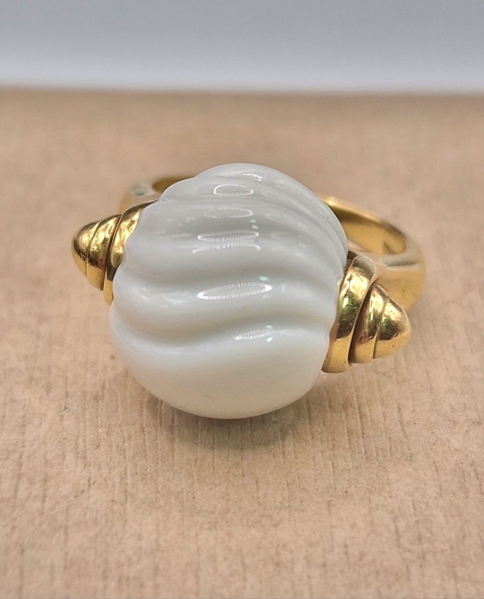 Bulgari Chandra Ring in 18kt Yellow Gold with White Porcelain, Circa 1990 - Castafiore