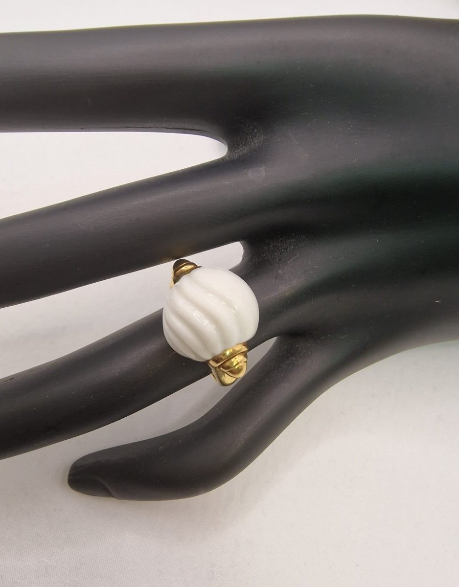 Bulgari Chandra Ring in 18kt Yellow Gold with White Porcelain, Circa 1990 - Castafiore