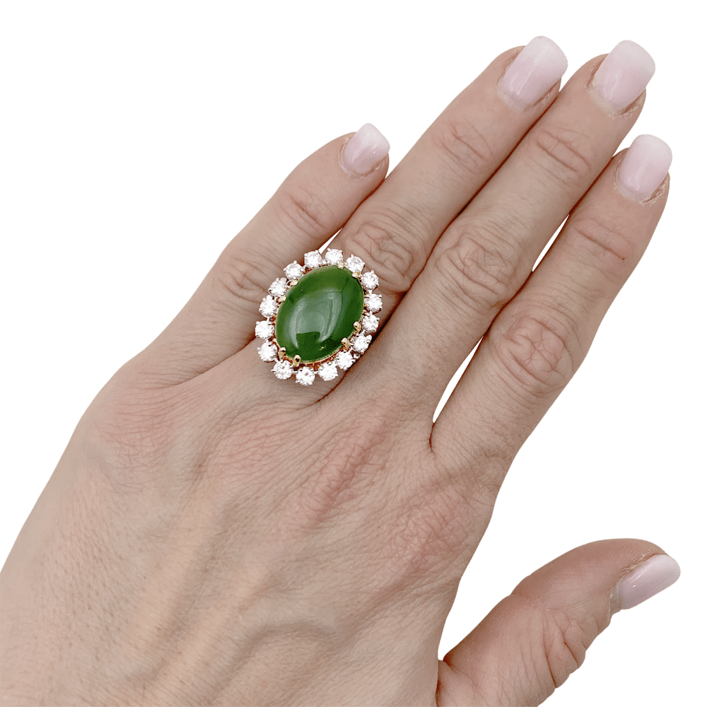 Bague or blanc, jade néphrite et diamants.