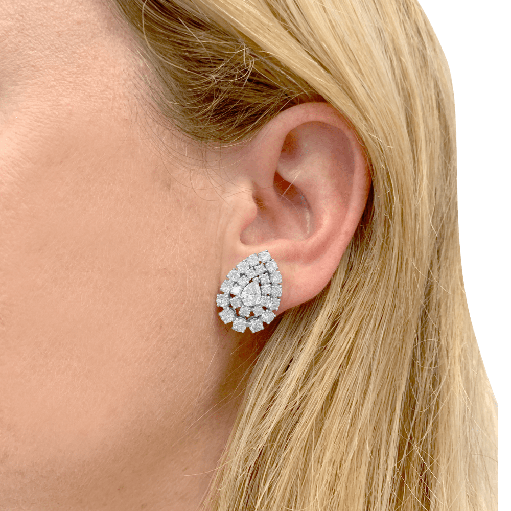 Boucles d'oreilles Boucheron en platine et diamants.