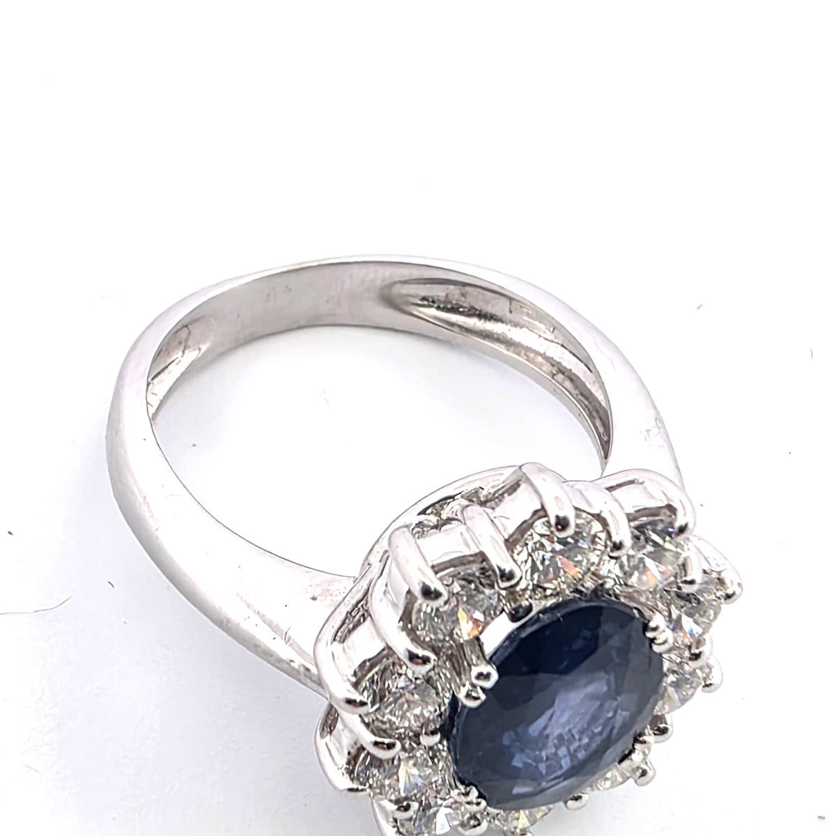 Bague Marguerite en or blanc, saphir et diamants