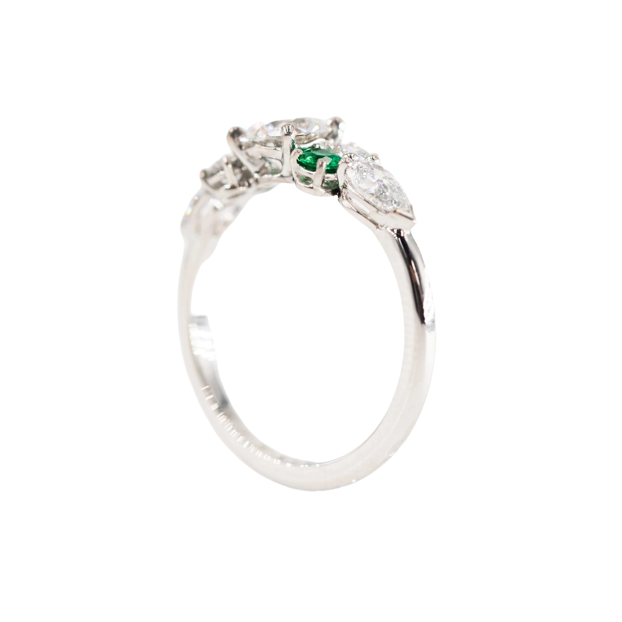 Bague Entourage en or blanc, émeraudes et diamants