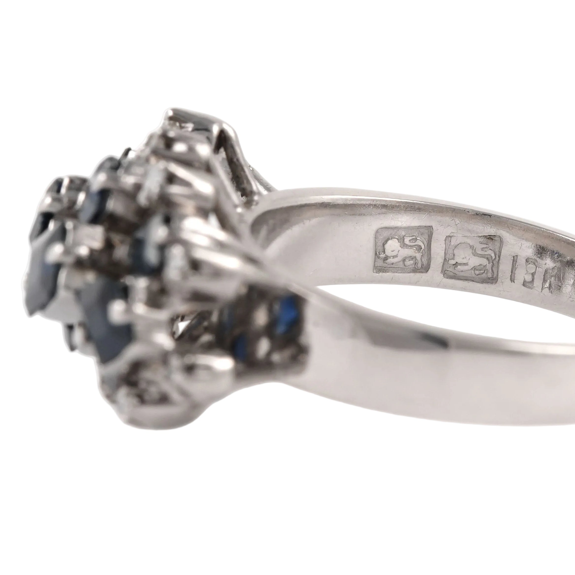 Bague en or blanc, saphirs et diamants