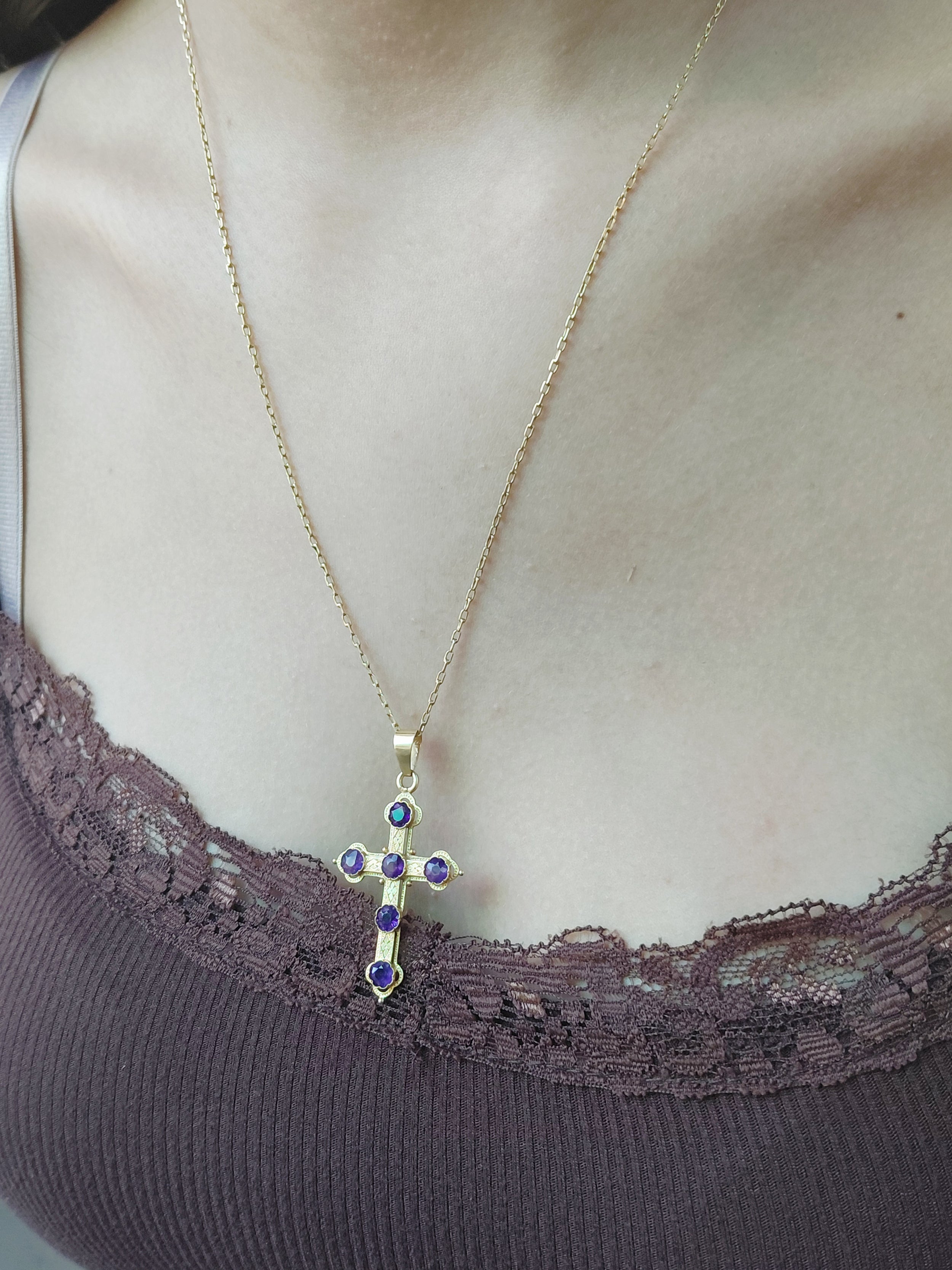 Croix en or et améthyste