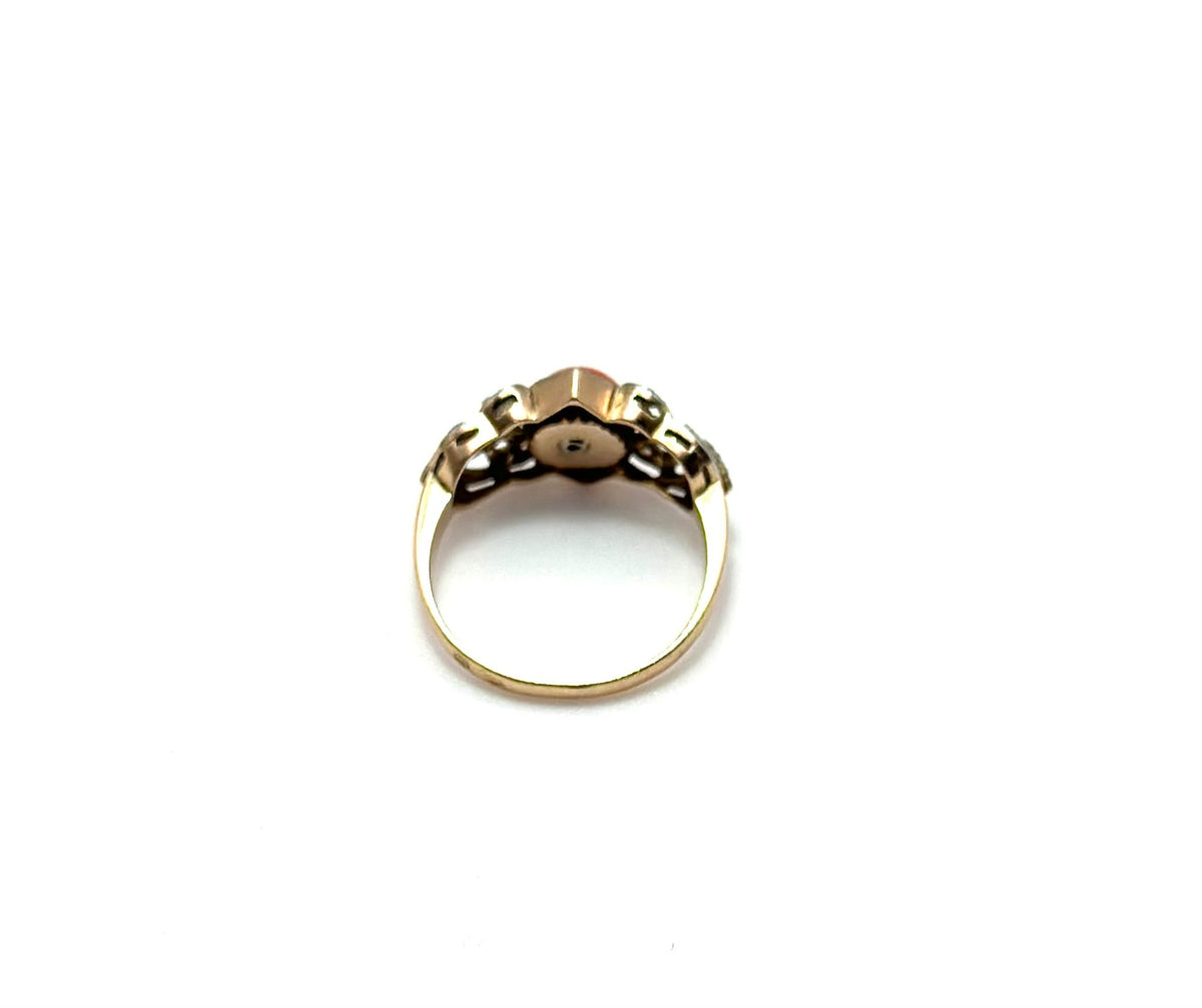 Bague Cocktail en or jaune, or blanc, platine, corail et diamants