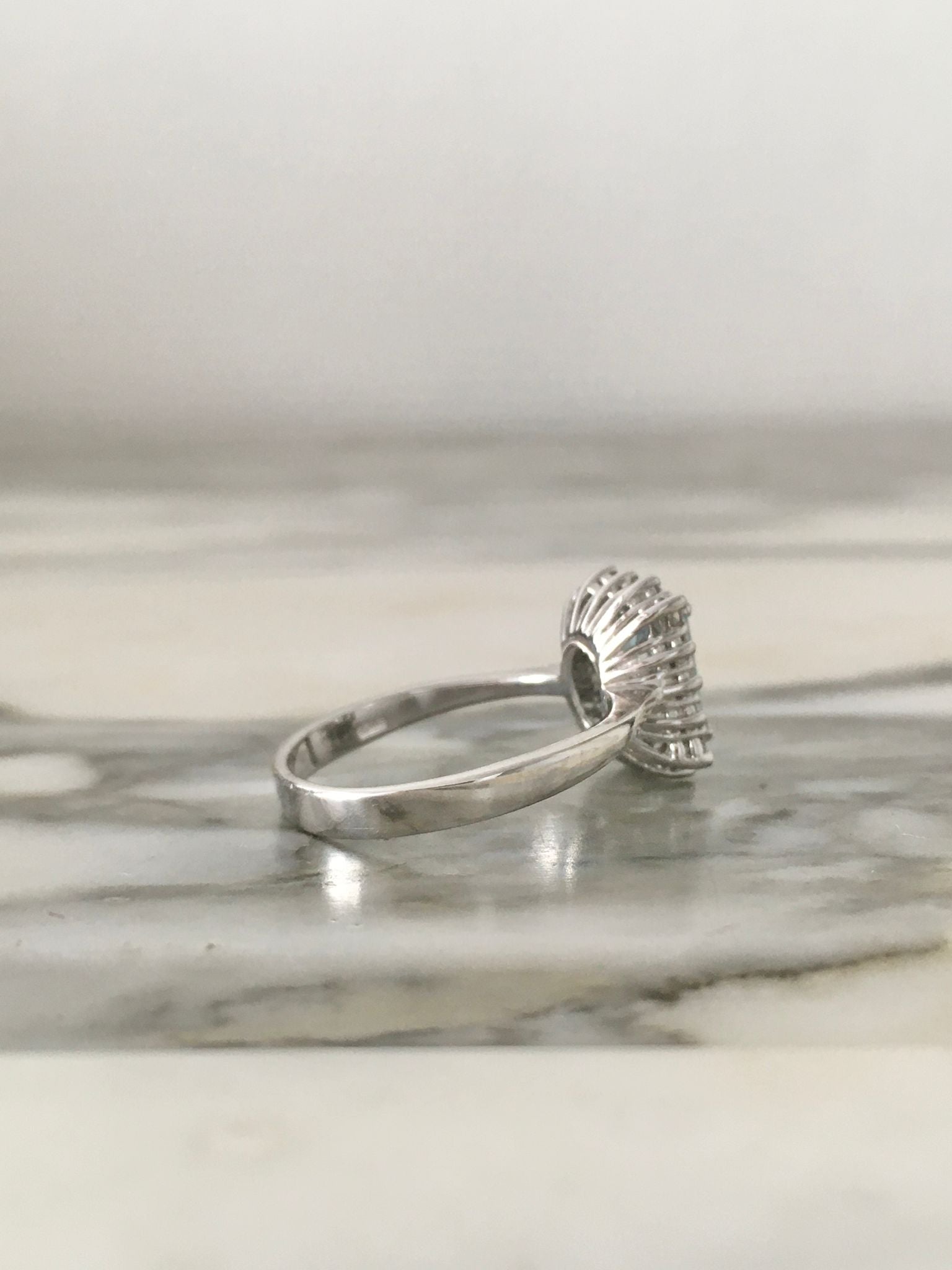 Bague Entourage en or blanc, aigue-marine et diamants