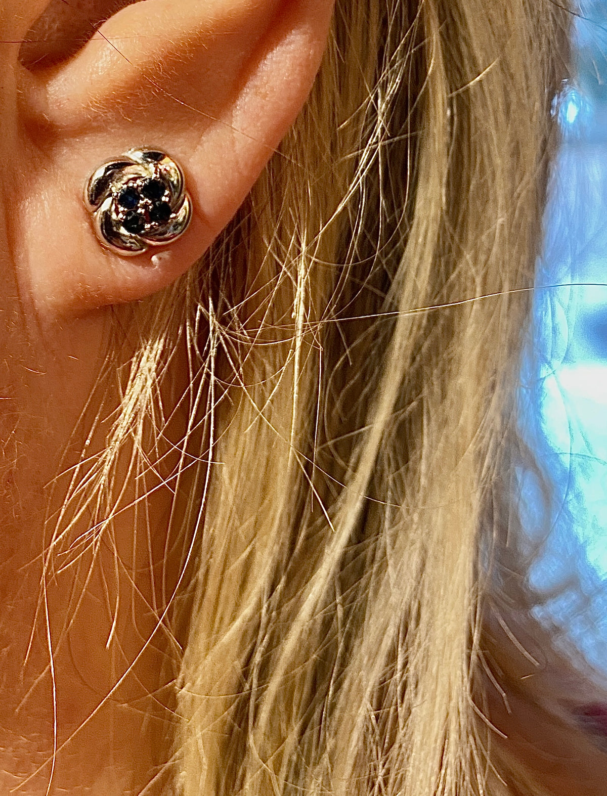 Boucles d'oreilles Puces en or blanc et saphirs