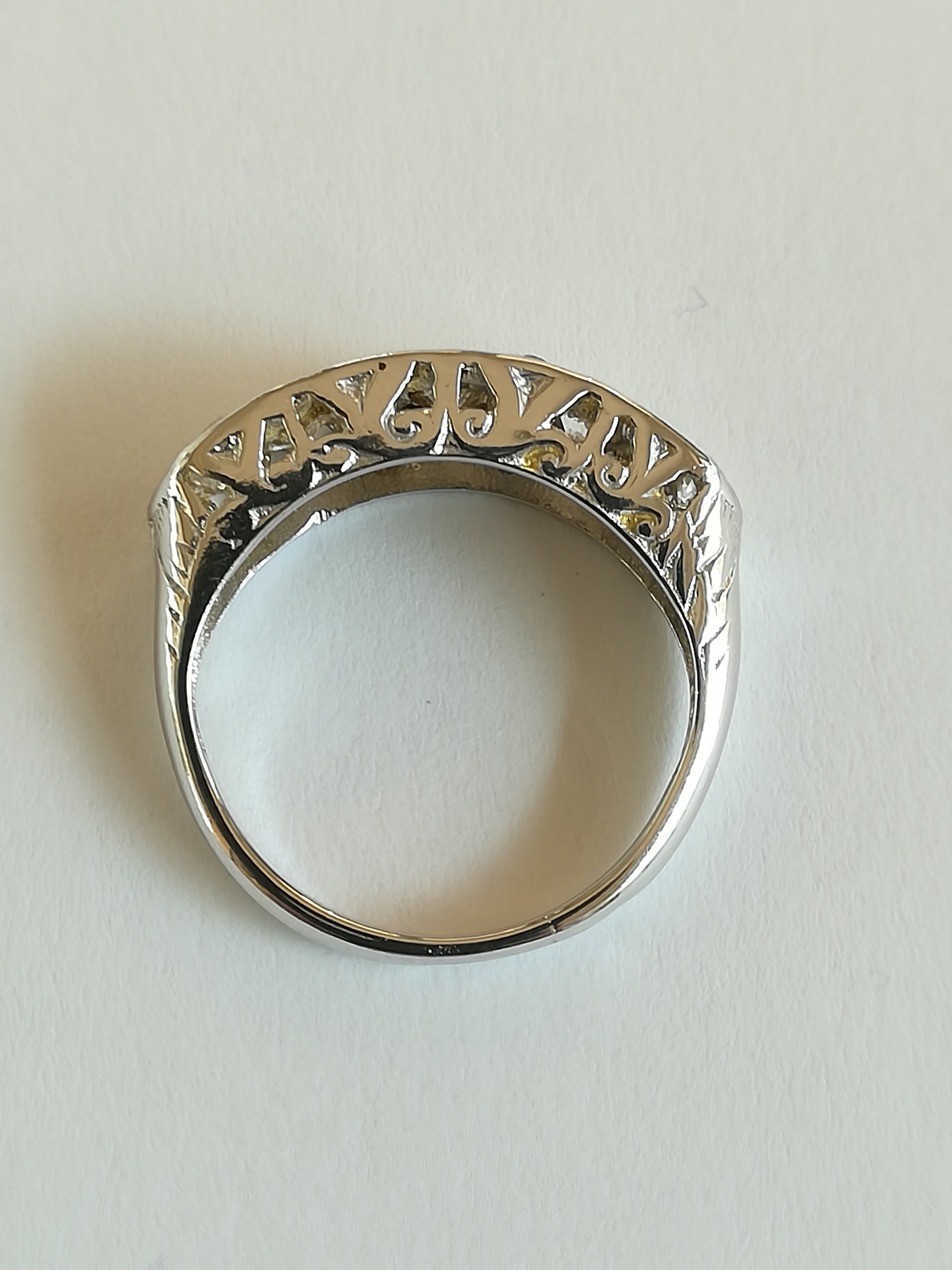 Bague Ancienne Jarretière en or blanc et diamants