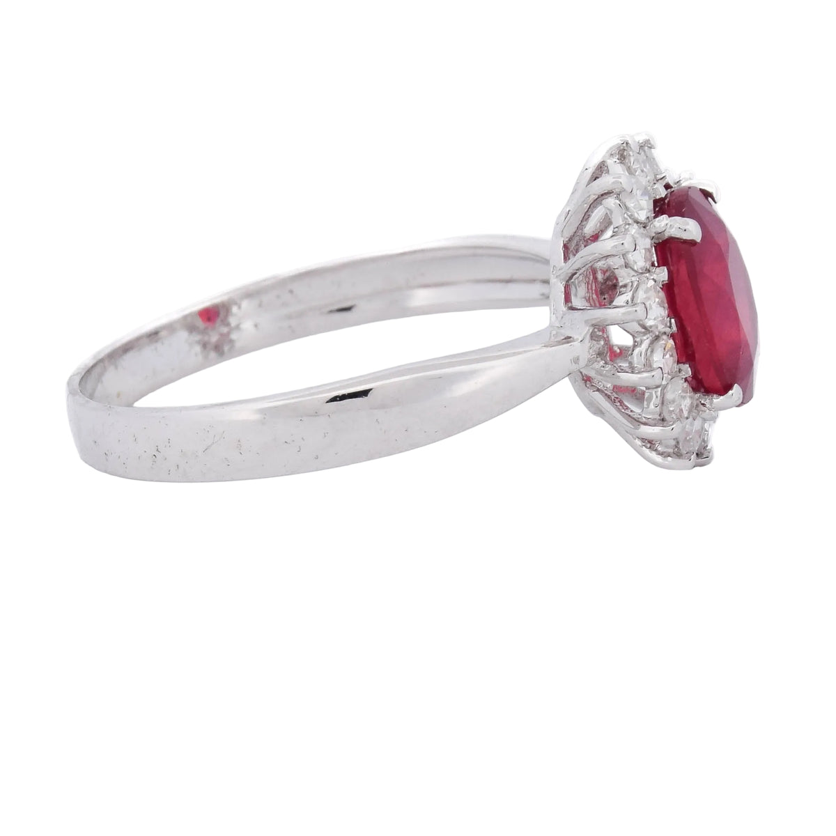 Bague Entourage en or blanc, rubis et diamants
