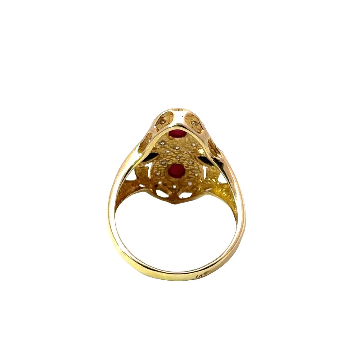 Bague Cocktail en or jaune, or blanc, rubis, saphirs et diamants