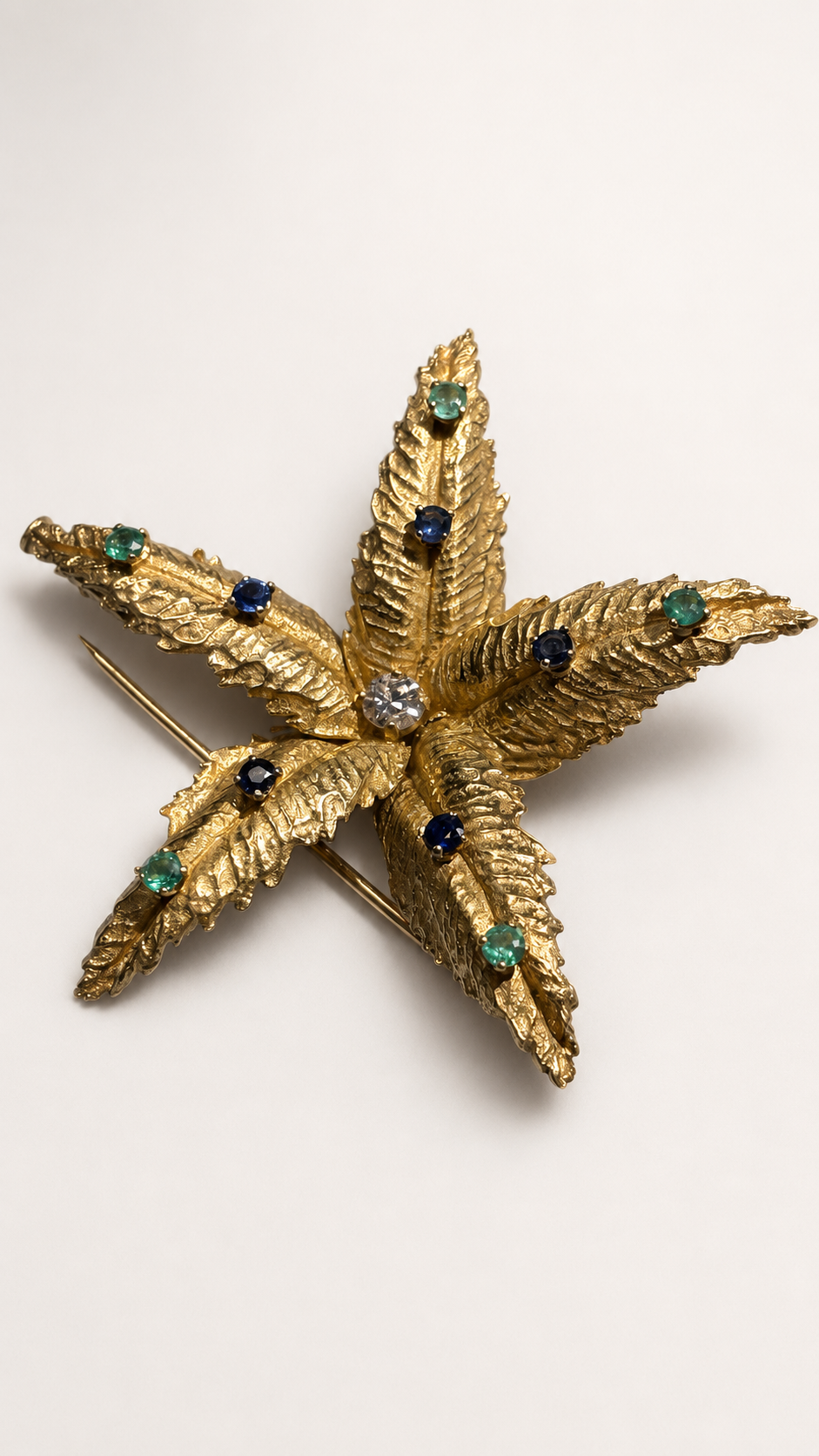 Broche BOUCHERON en or jaune, émeraudes, saphirs et diamant
