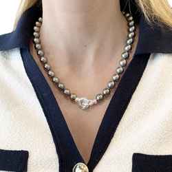 Collier 42 perles de Tahiti, fermoir en or blanc.