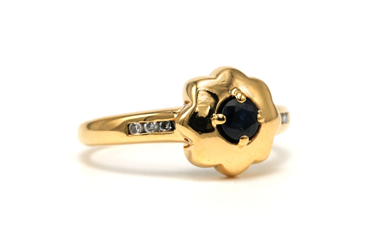 Bague Solitaire en or jaune, saphirs et diamants