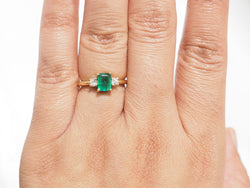 Bague Solitaire en or jaune, émeraude et diamants