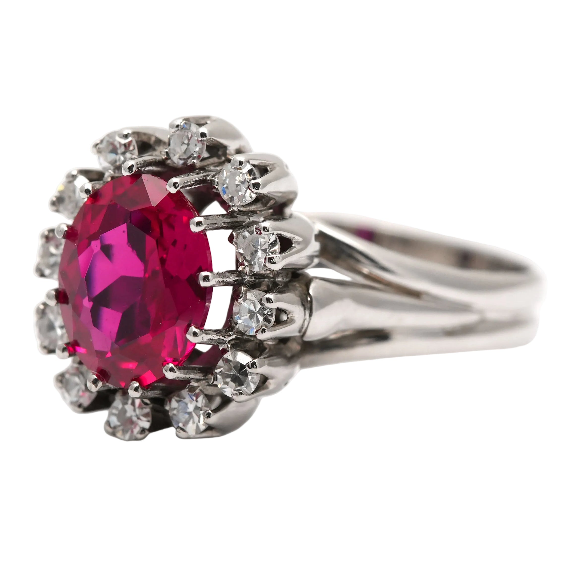 Bague Entourage en or blanc, rubis et diamants