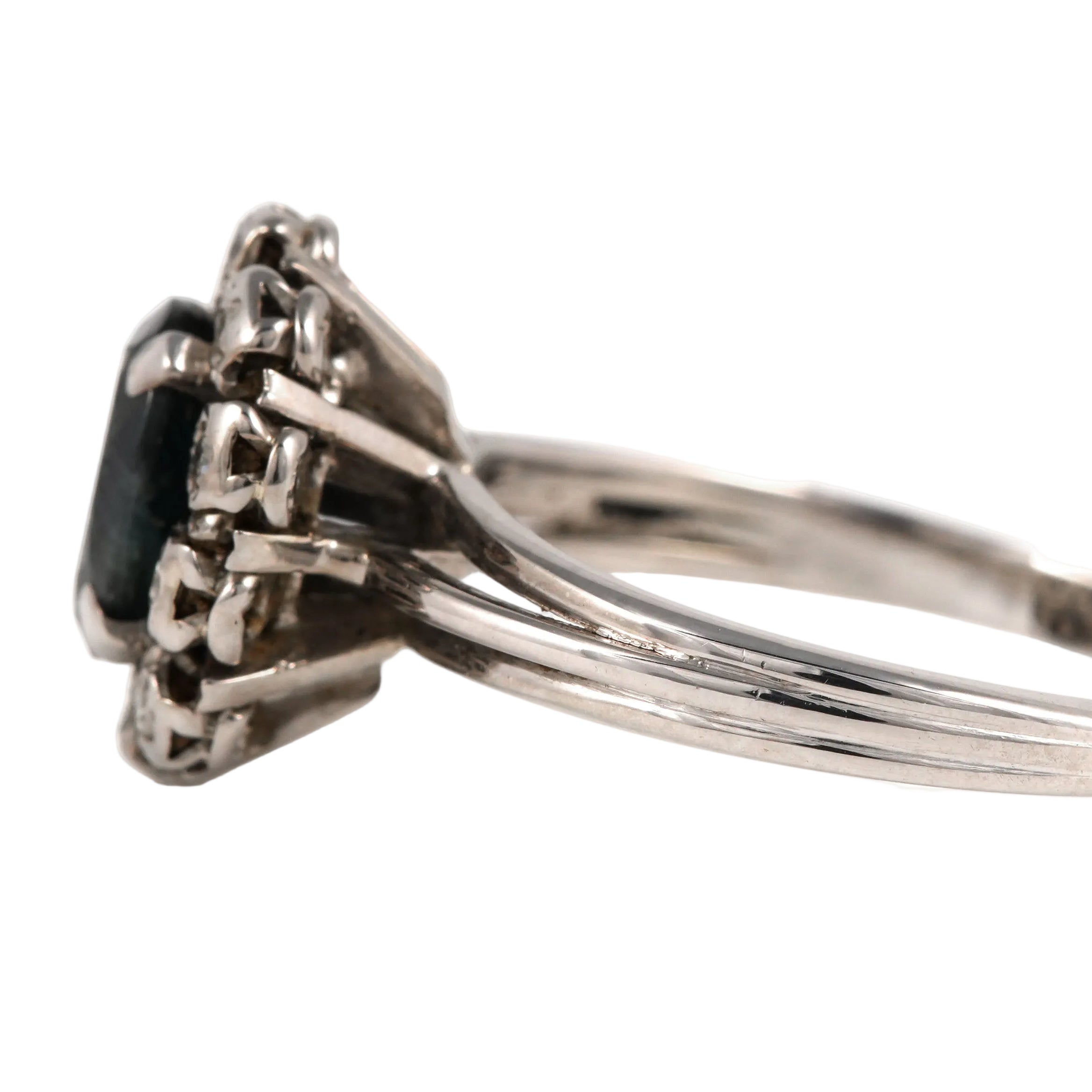 Bague Entourage en or blanc, saphir et diamants